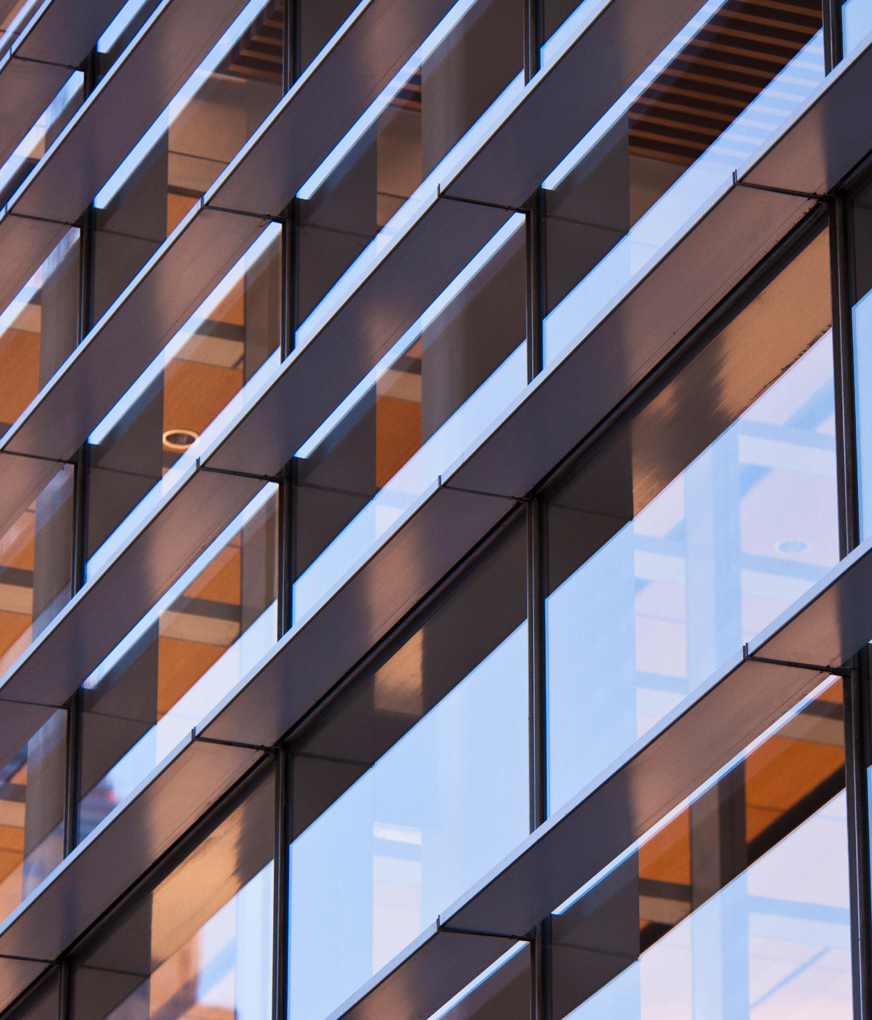 Primer plano de un edificio de oficinas donde se puede ver el interior a través de las ventanas.